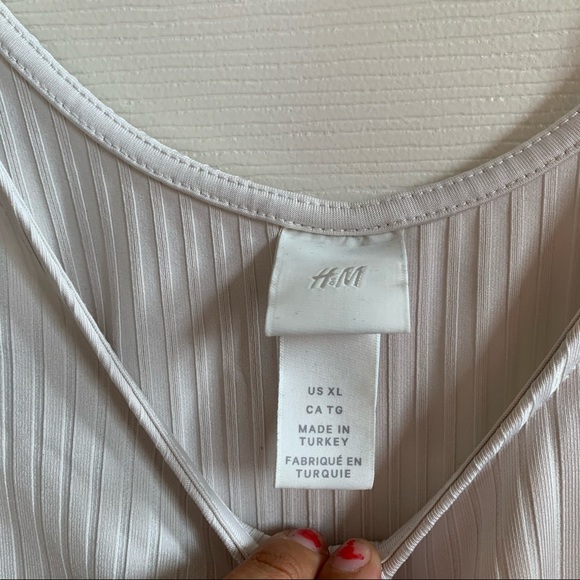 💥$11— H&M off white bodysuit size XL - Picture 2 of 4